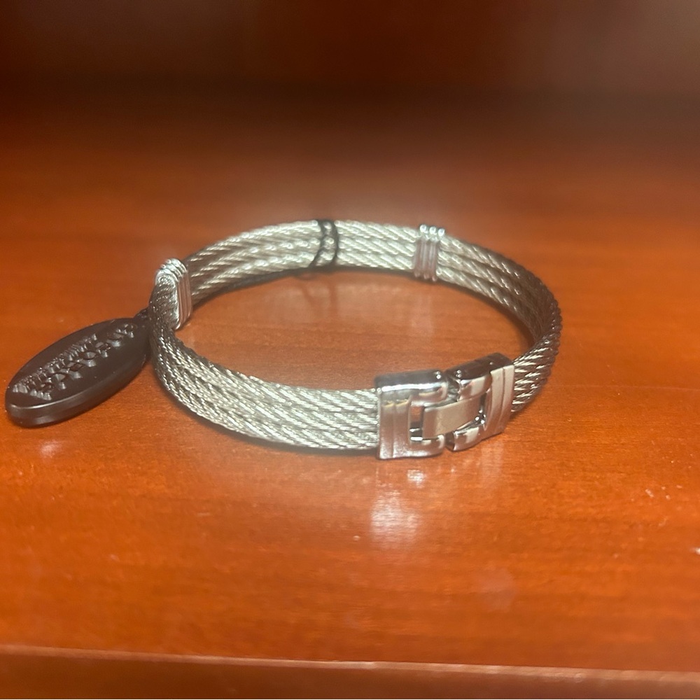 Chic Silver Cable Bracelet with Clasp